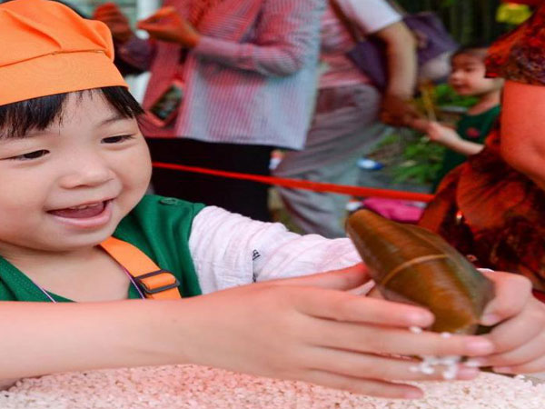 萌爆了！扬子江“非遗”课堂开进幼儿园，萌娃争做“传承人”学包粽子