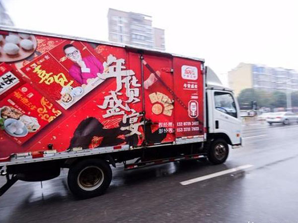 楚天都市报：老武汉的坚果糕点春节俏，每天出车15小时奔波400公里，老字号送货人披雪护送新年味